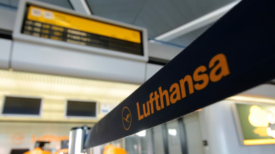 Ein Lufthansa-Absperrband vor einem Check-in-Schalter