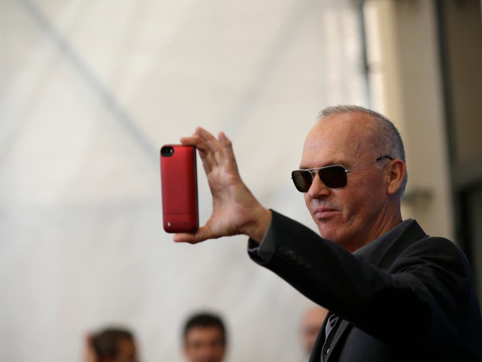 Schauspieler Michael Keaton fotografiert mit dem Handy.