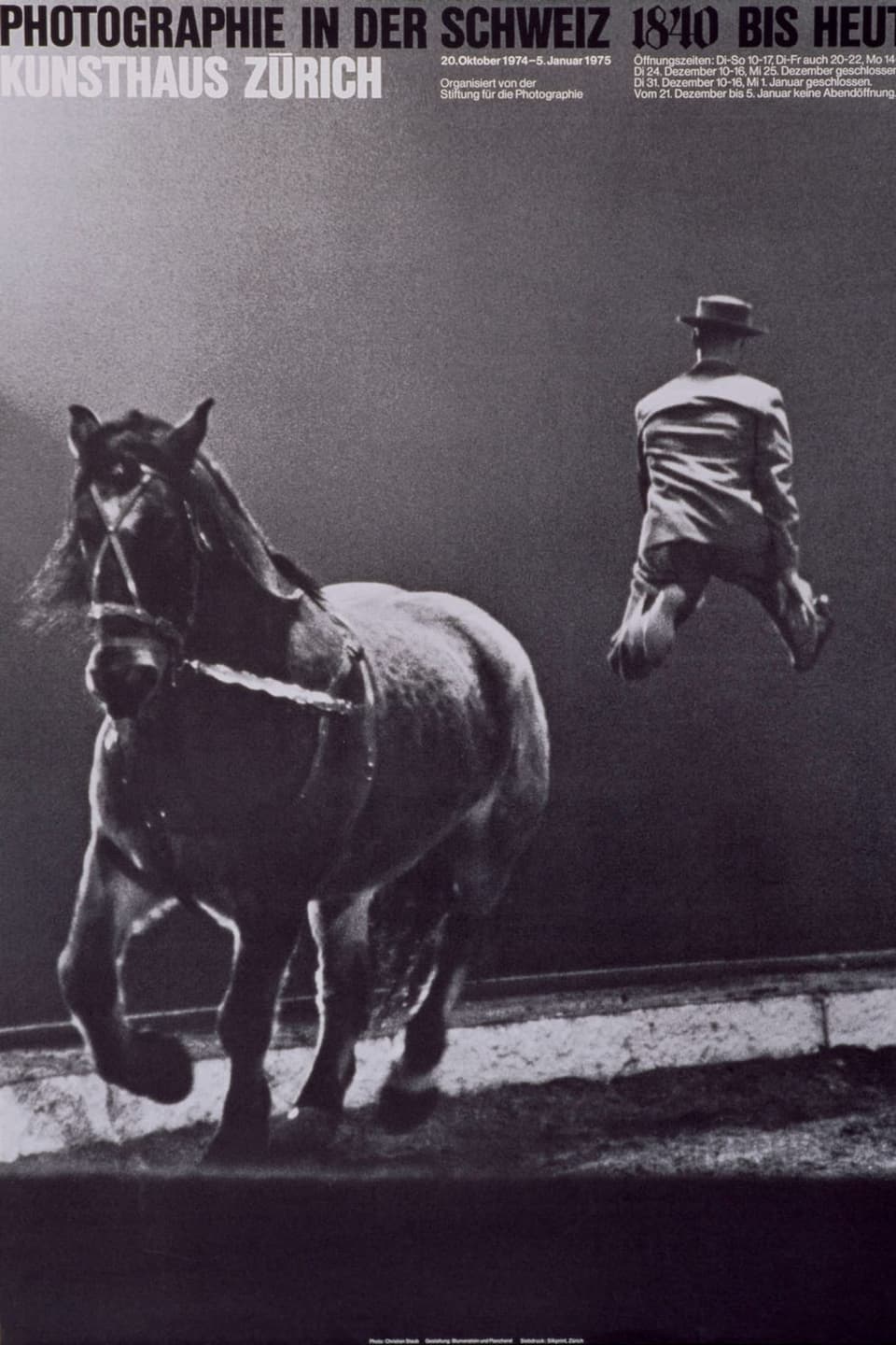 Schwarzs-Weiss-Bild von einem Ross und Menschen in der Luft im Zirkus