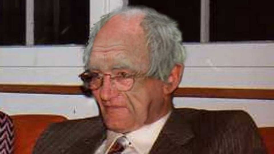 Ein bearbeitetes Foto zeigt einen Mann mit grauen Haaren und Brille – angeblich der Täter.