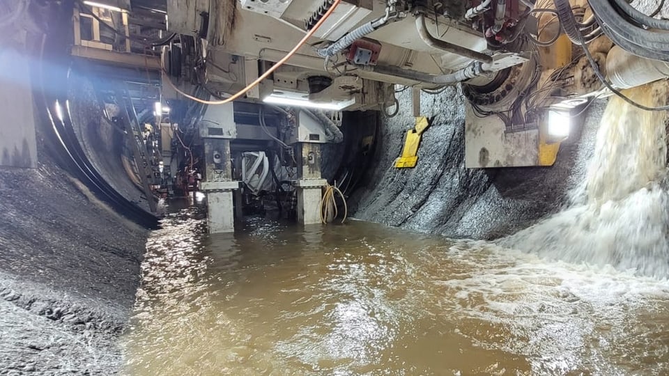 Ein kleiner See mit Wasser bildet sich im Tunnel.