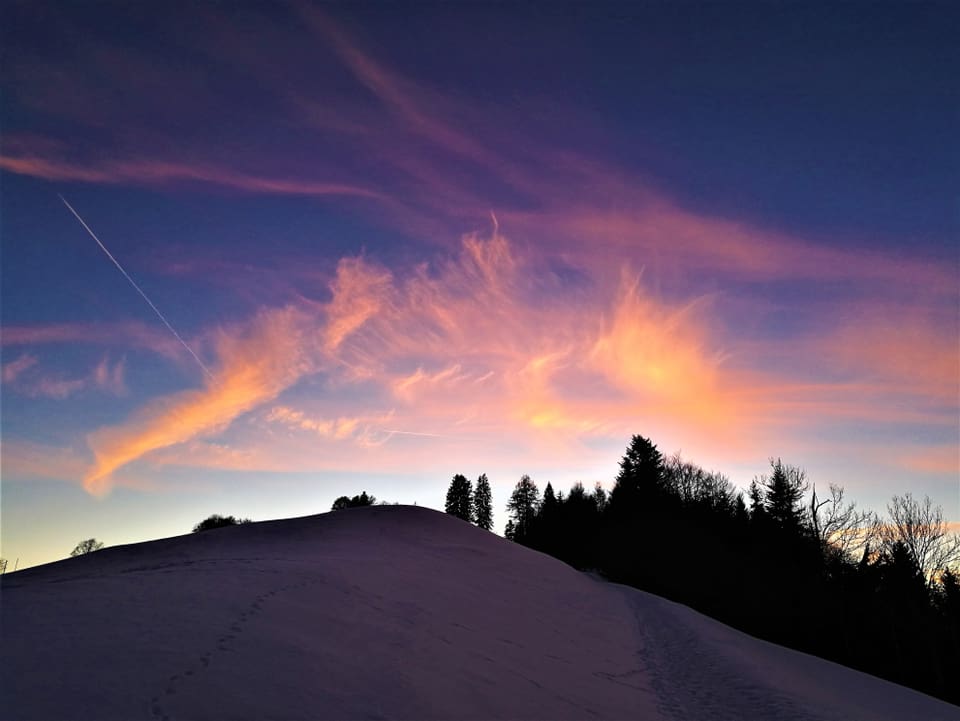 Rosa Wolkenkreationen am Himmel aufgenommen. Im Vordergrund Schneeberg.