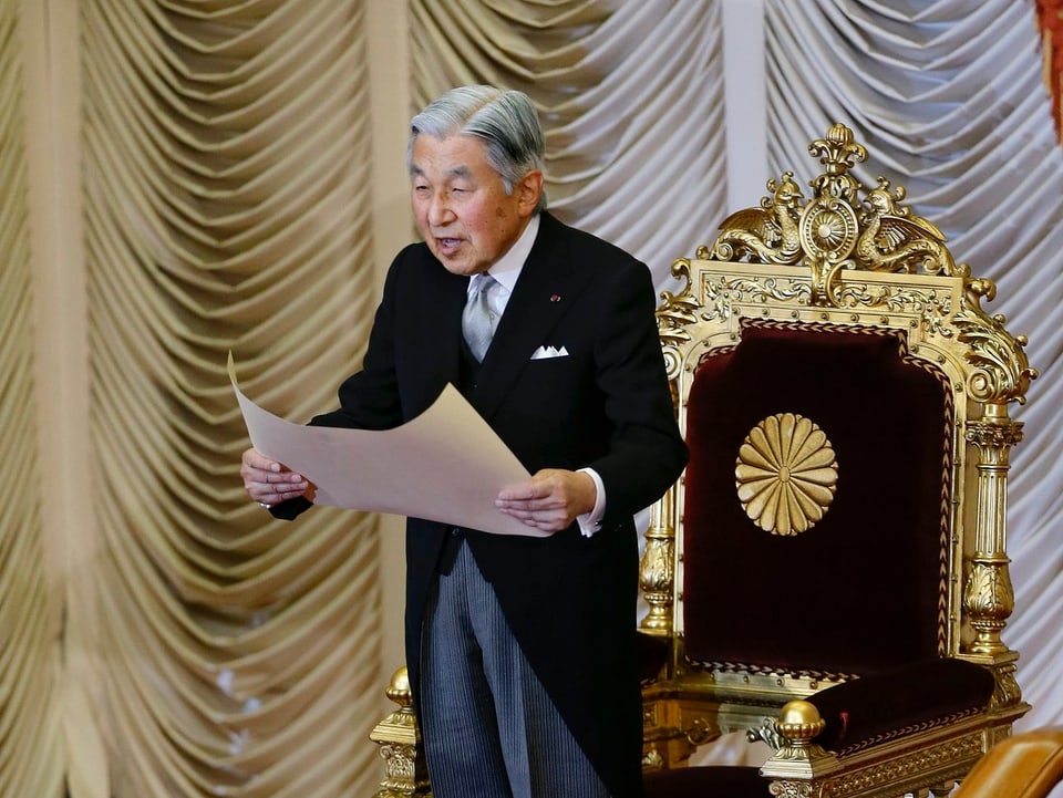Kaiser Akihito hält eine Rede vor seinem Thron.