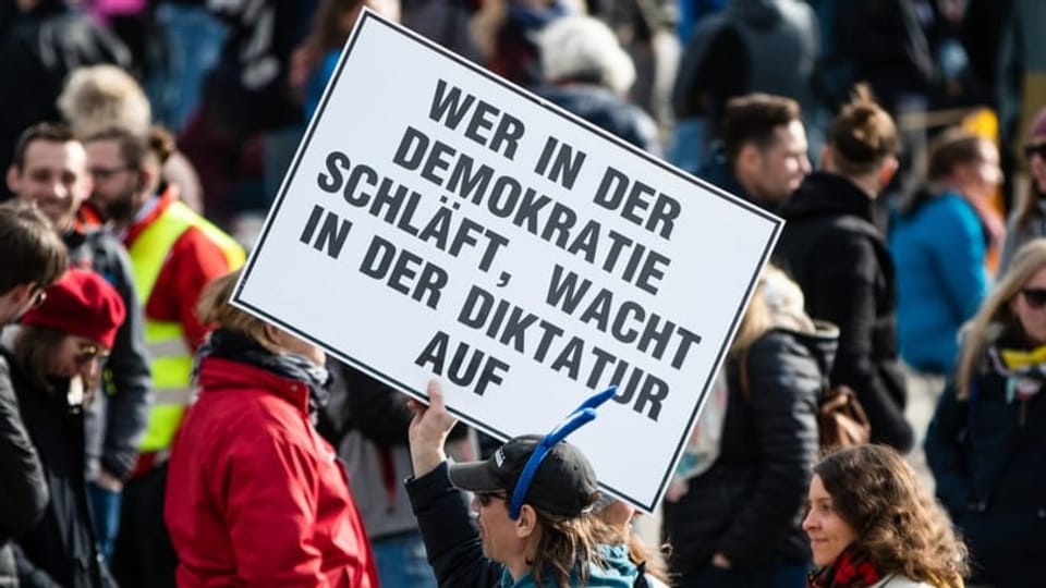 Schild mit der Aufschrift: Wer in der Demokratie schläft, wacht in der Diktatur auf.