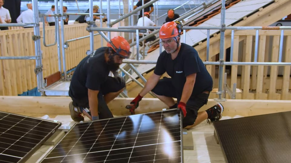 Zwei Männer montieren Solaranlage
