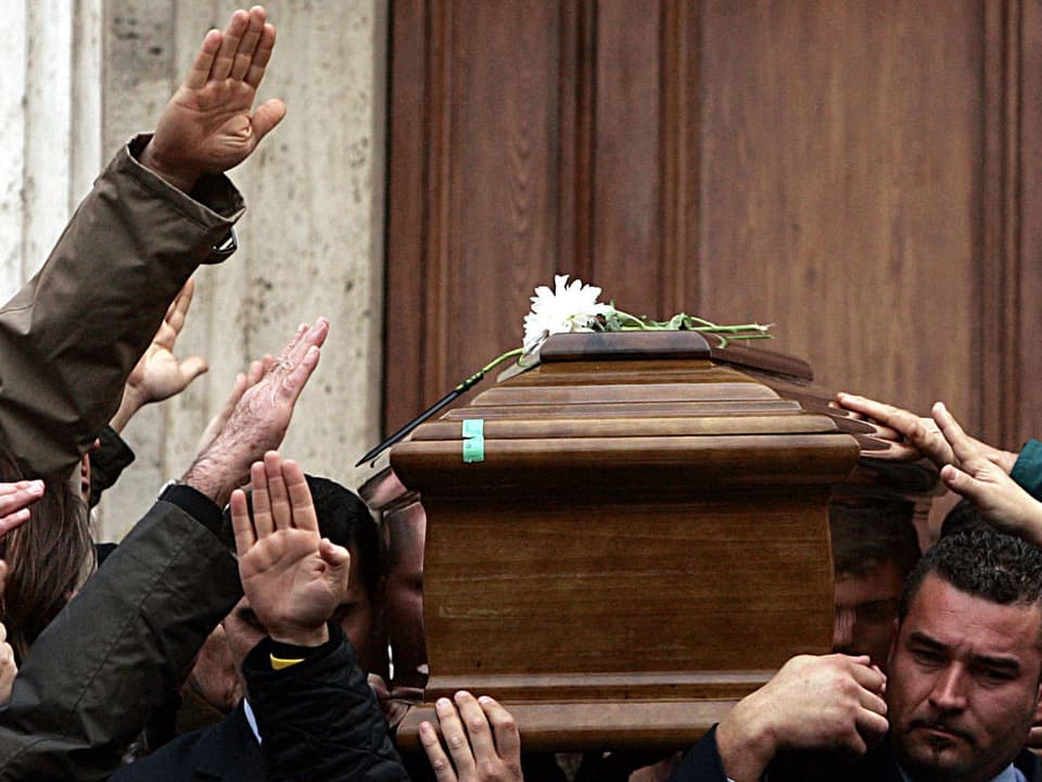 Als Mussolinis Sohn Romano 2006 starb, salutierten Trauergäste ihm mit Faschistengruss.