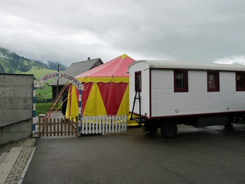 Zirkuszelt und Wohnwagen