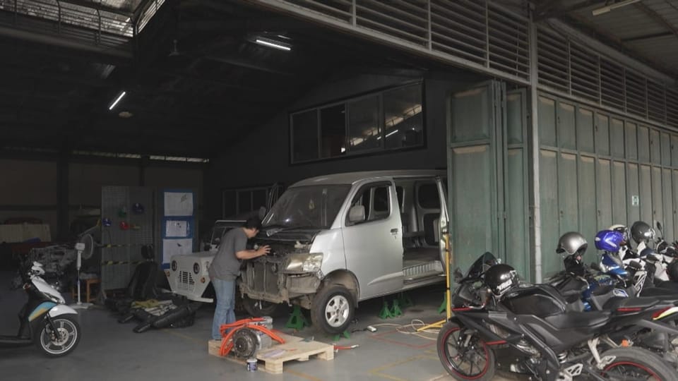 Bengkel Riharsa Adicahya mengubah kendaraan dari bahan bakar menjadi listrik. 