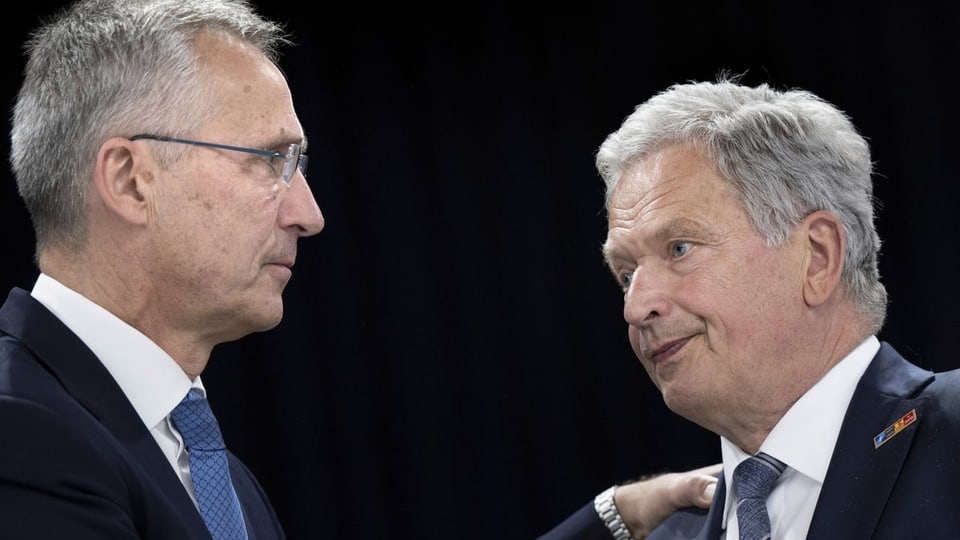 Der finnische Präsident Niinistö (rechts) mit Nato-Generalsekretär Jens Stolbenberg.