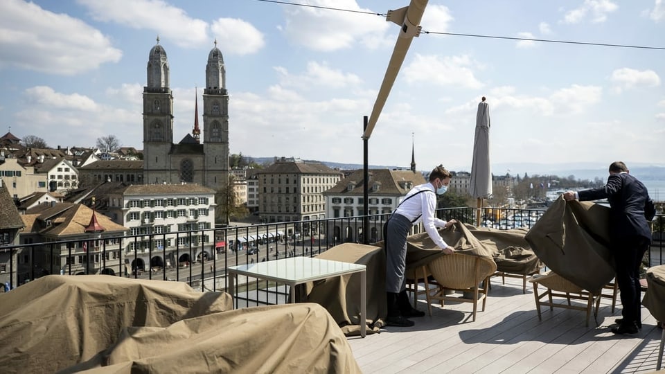 Dachterasse des Hotels Storchen in der Zürcher Innenstadt bereitet sich auf den Sommer vor.