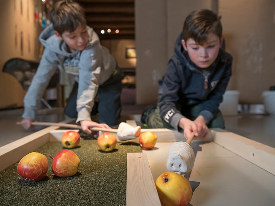 Kinder spielen in der Ausstellung 