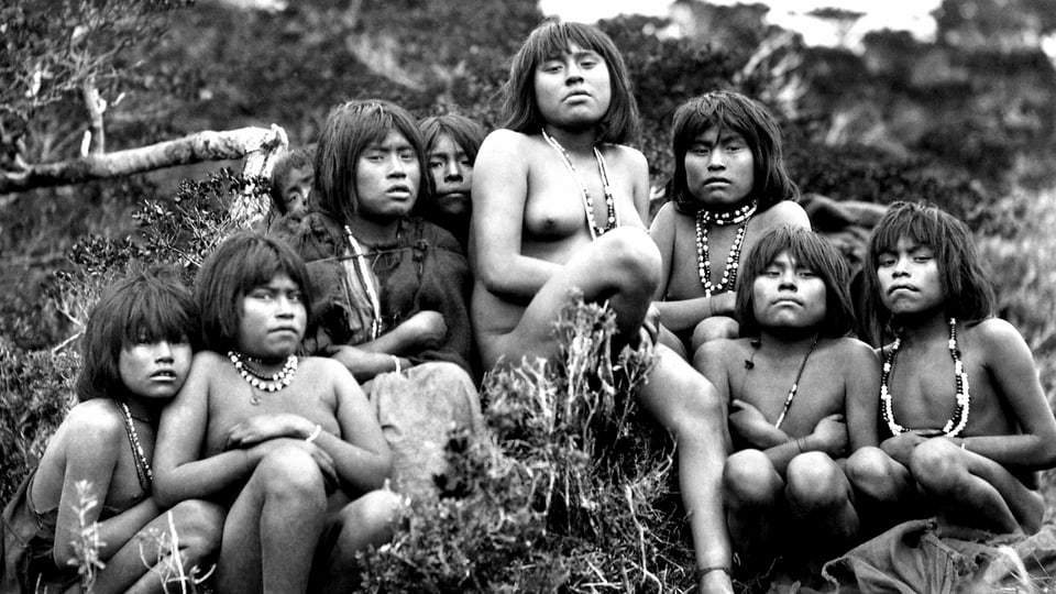 Eine Gruppe von Indios in schwarz-weiss. 