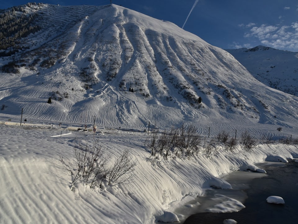 Blick auf die Landschaft mit Rillen im Schnee.