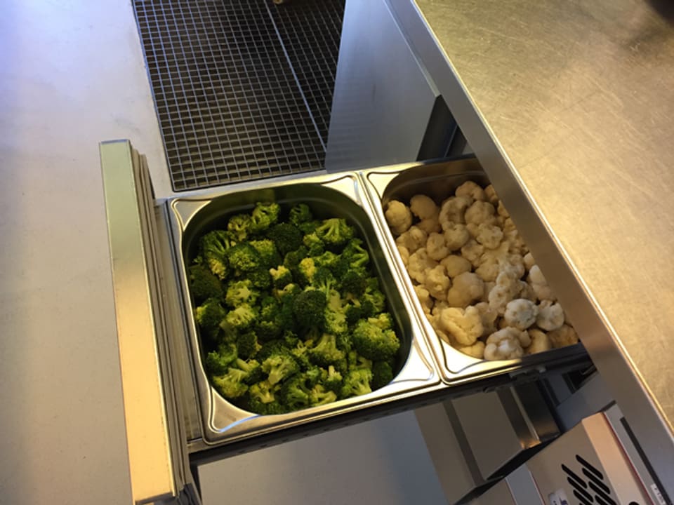 Broccoli und Blumenkohl in einer Schublade.