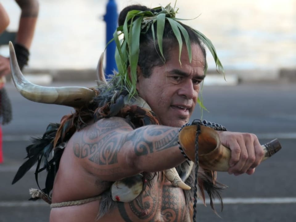 Ein tätowierter Tänzer, Tuamotu-Archipel in Französisch-Polynesien.