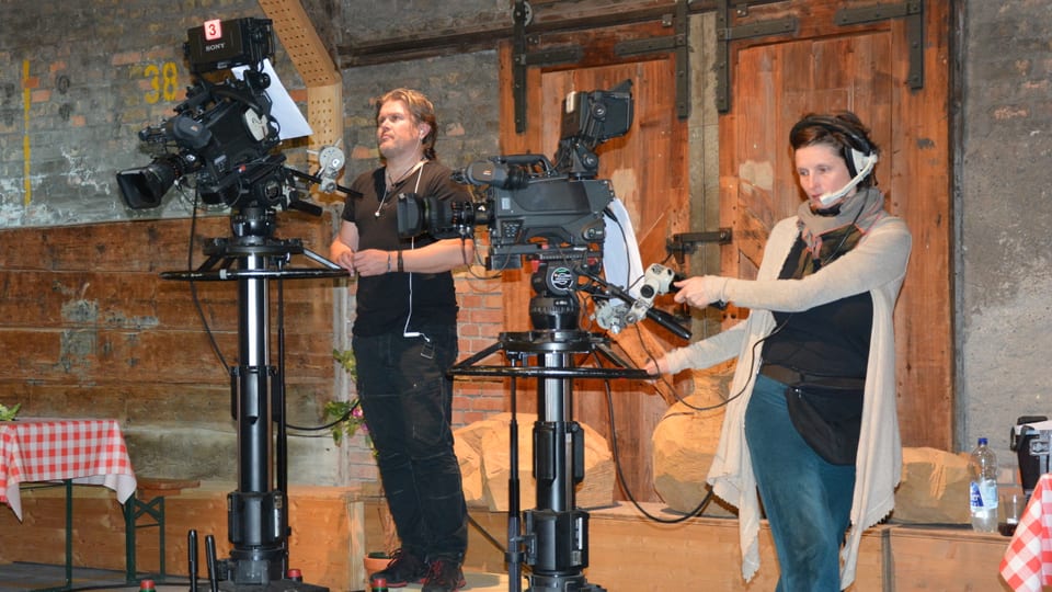 Zwei Kameraleute mit ihren Kameras am arbeiten