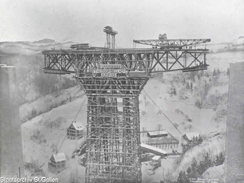 Gerüstturm während des Baus des Sitterviadukts Ende Januar 1910.