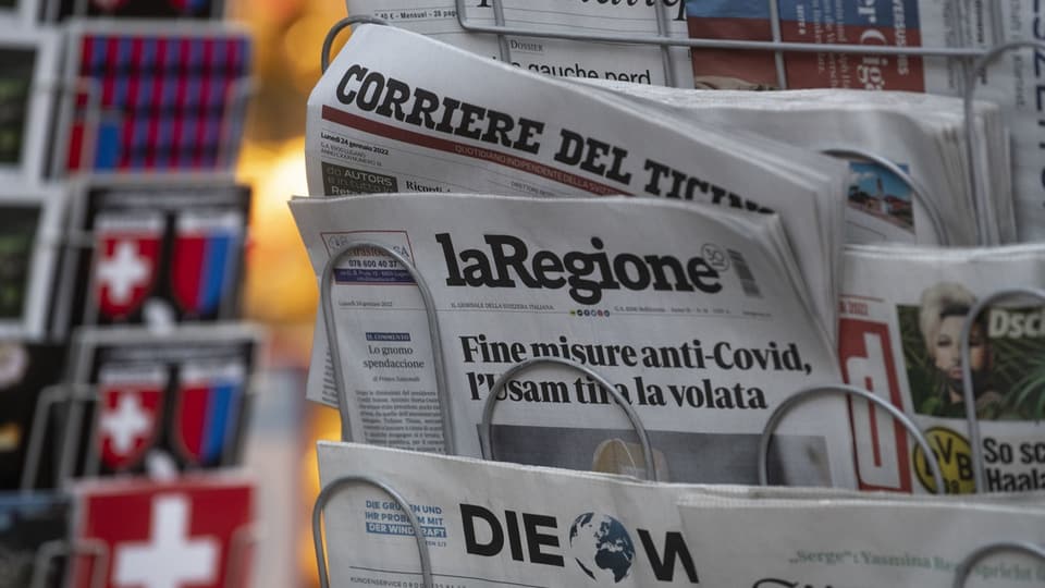 Tessiner Zeitungen stecken in einem Zeitungsständer in Bellinzona.
