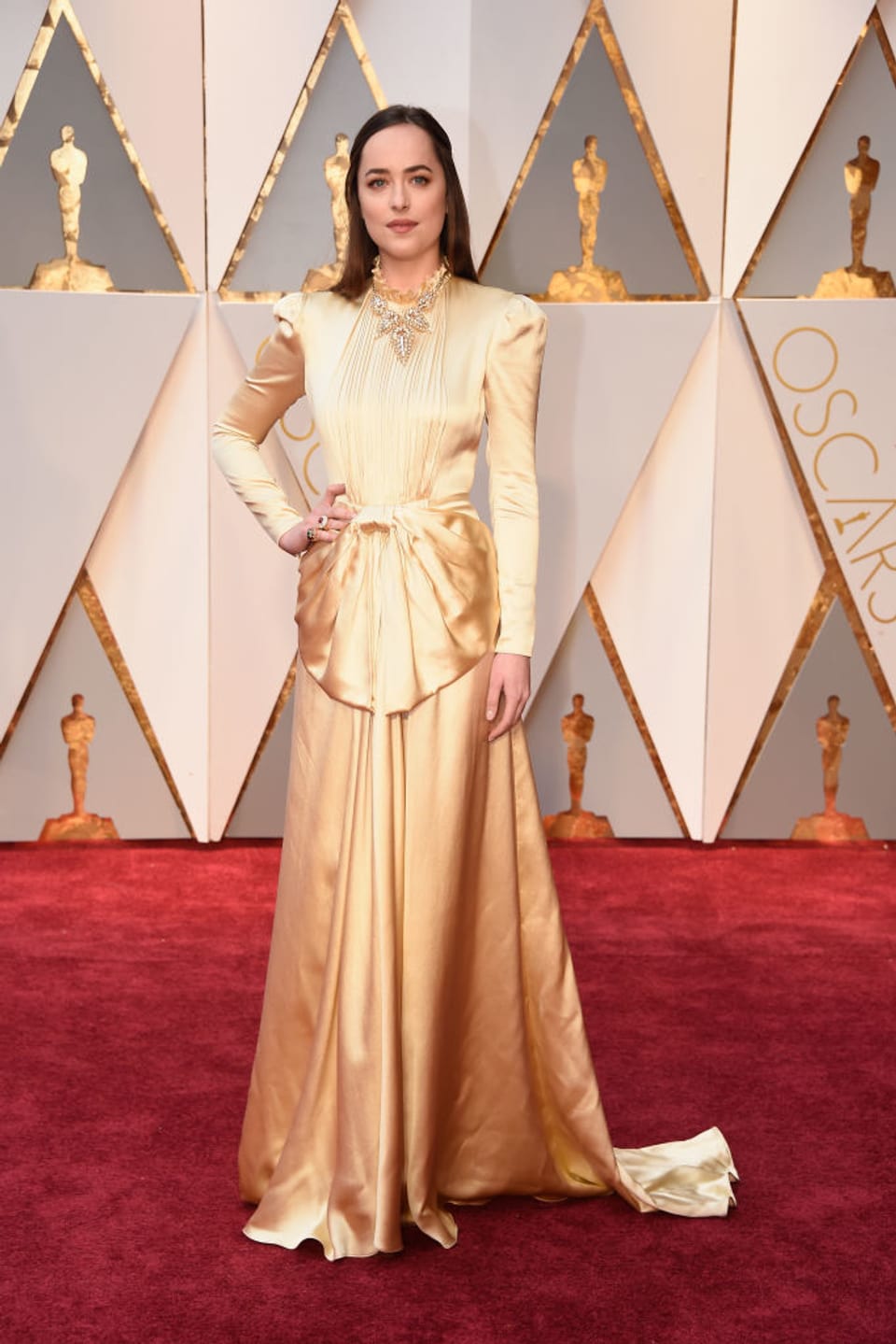 Dakota Johnson in einem goldigenn Kleid