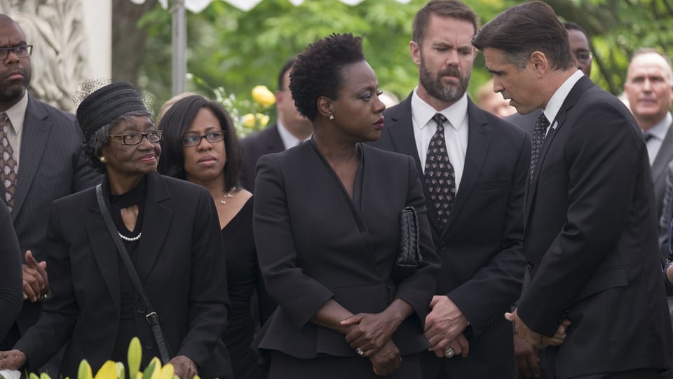 Auf dem Bild ist eine Trauergemeinschaft zu sehen. In der Mitte Viola Davis als Veronica.