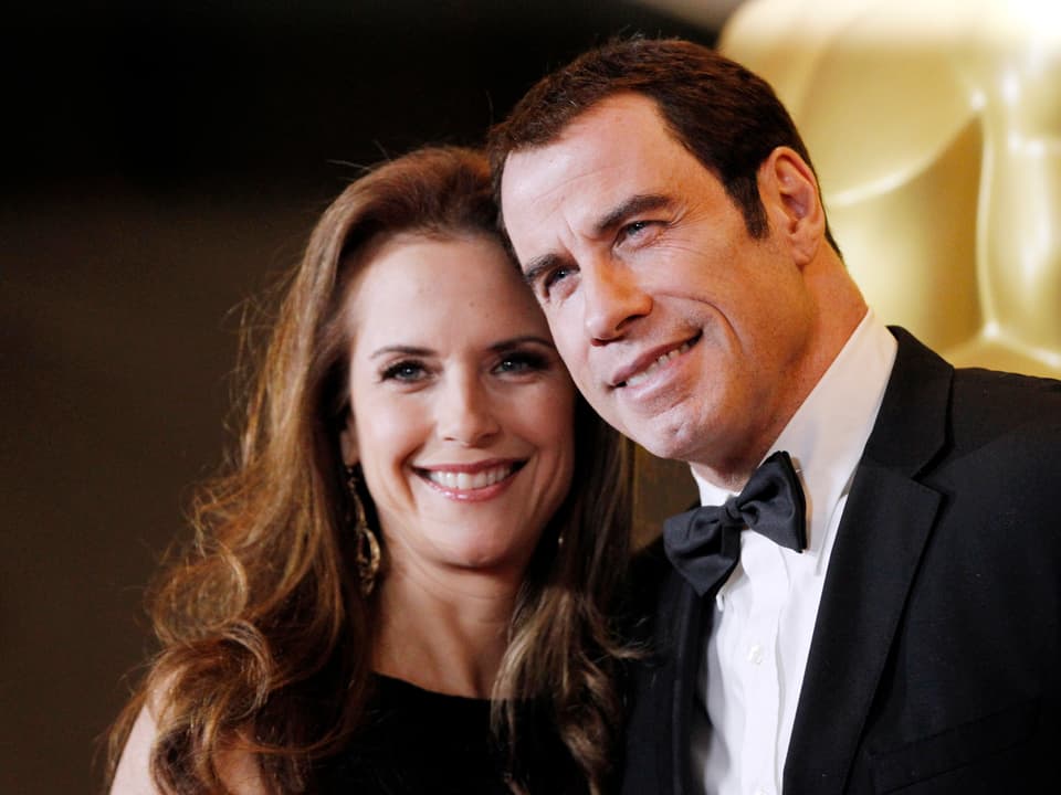 John Travolta posiert mit seiner Ehefrau Kelly Preston