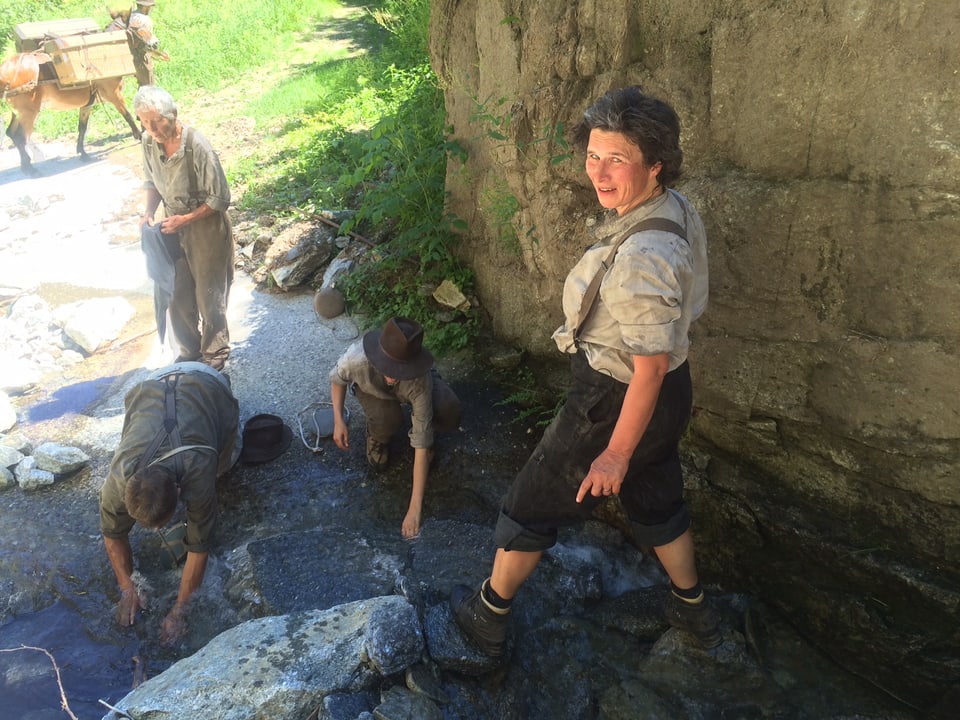 Marlies Longatti und ihre Kollegen waschen sich an einem Fluss.