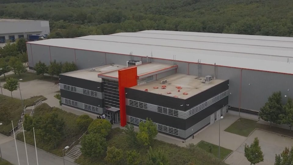 Luftaufnahme eines modernen Industriegebäudes mit rotem Akzent