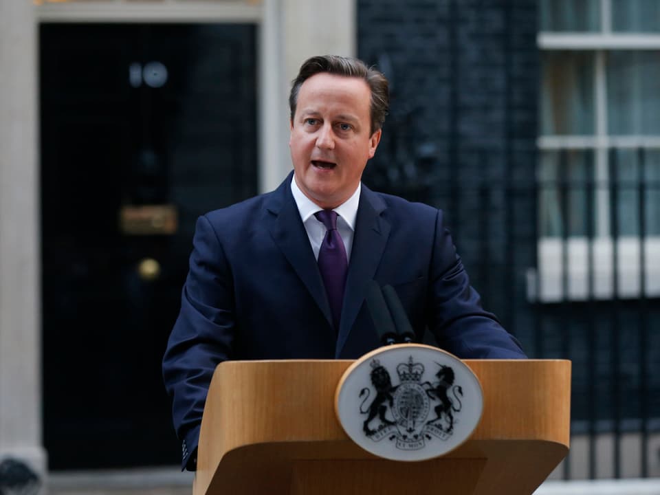 David Cameron vor dem Regierungssitz Downing St 10 in London