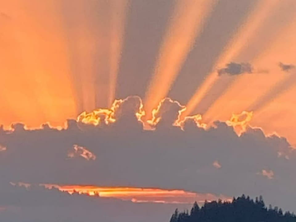 Wolken mit Sonnenstrahlen