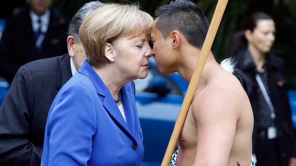Angela Merkel berührt die Nase eines Maoris. 