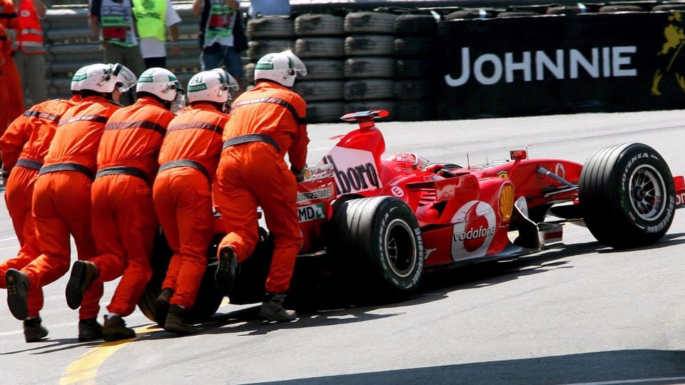 Michael Schumacher muss 2006 im Qualifying von der Strecke geschoben werden.