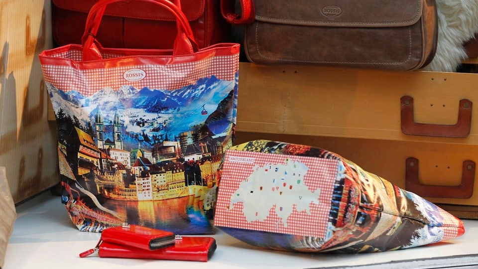 Schweizer Taschen und Portemonnaies in einem Schaufenster.