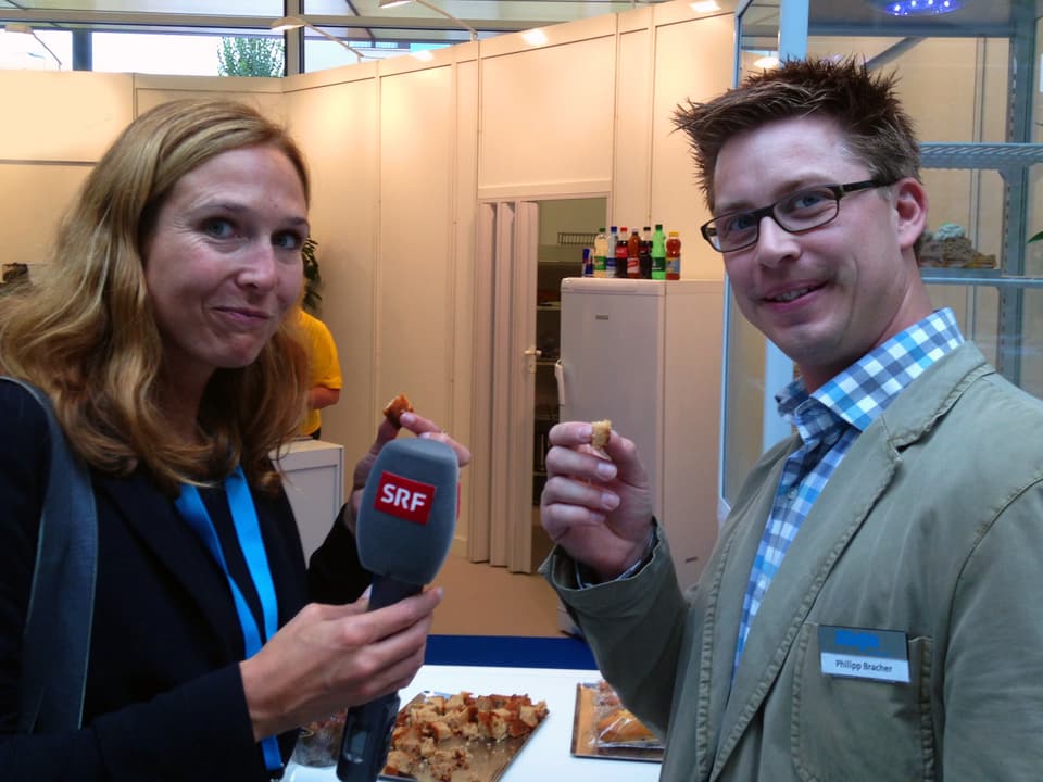 SRF 3-Reporterin Daniela Püntener und ihr Ess-Experte Philippe Bracher beim Degustieren