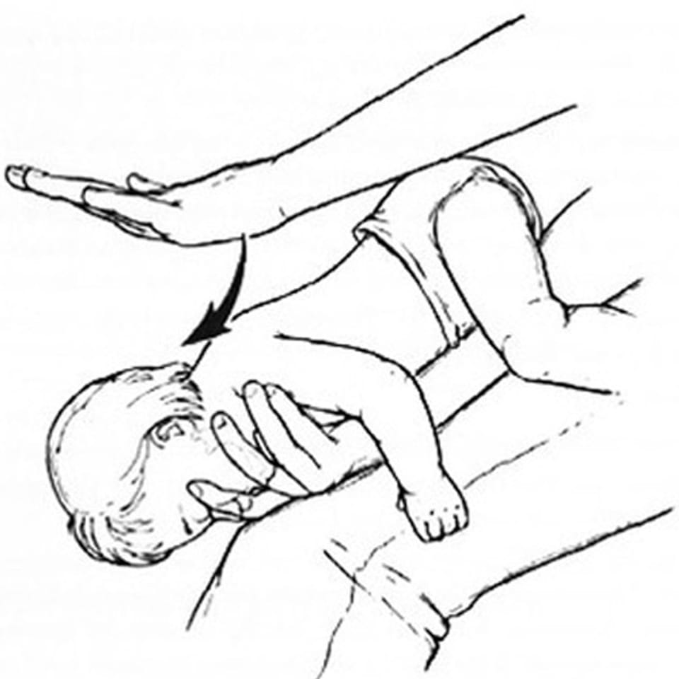 Haltung des Kleinkinds in Bauchlage.