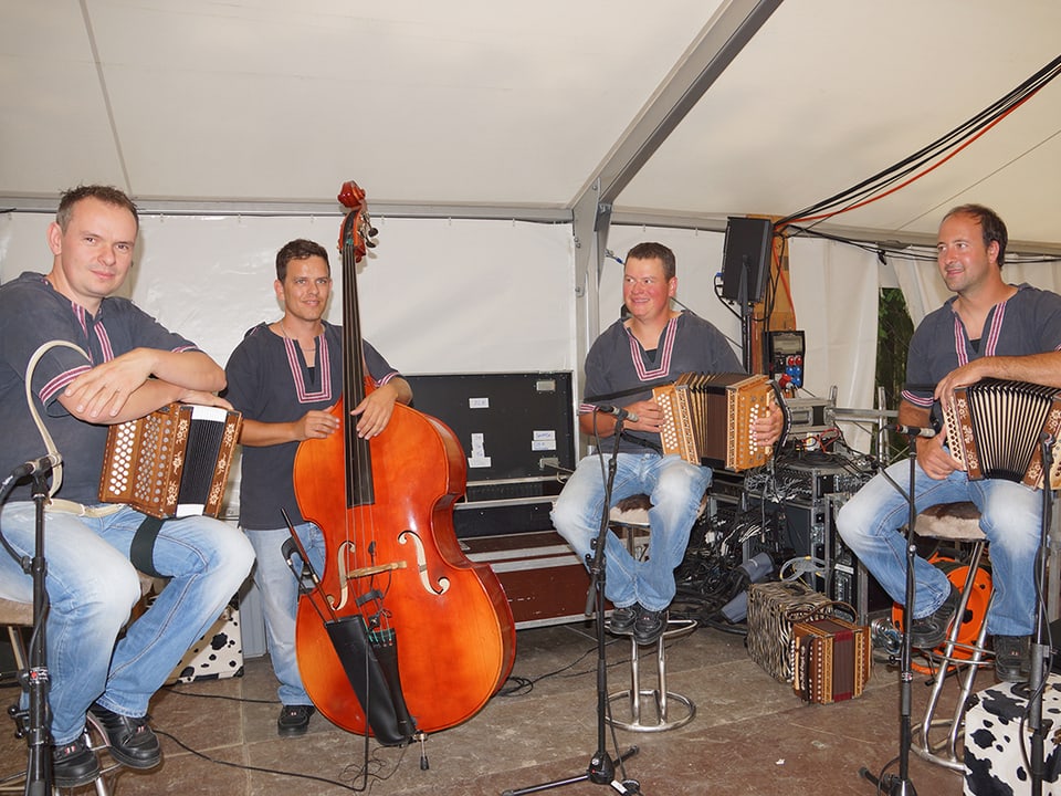 Vier Volksmusikanten mit Schwyzerörgeli und Kontrabass.