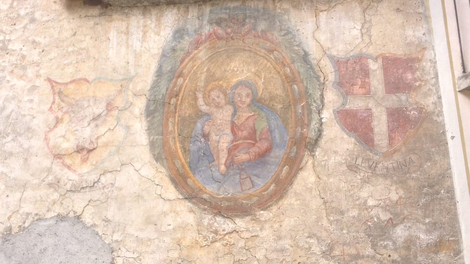 Die Wappen von Uri und der Leventina an einer Hauswand im Tessiner Dorf Giornico.