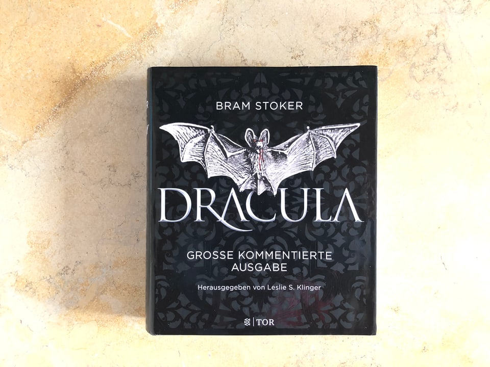 Vampir-Tipp Nummer 2 Der Roman «Dracula» von Bram Stoker liegt auf einer Marmorplatte