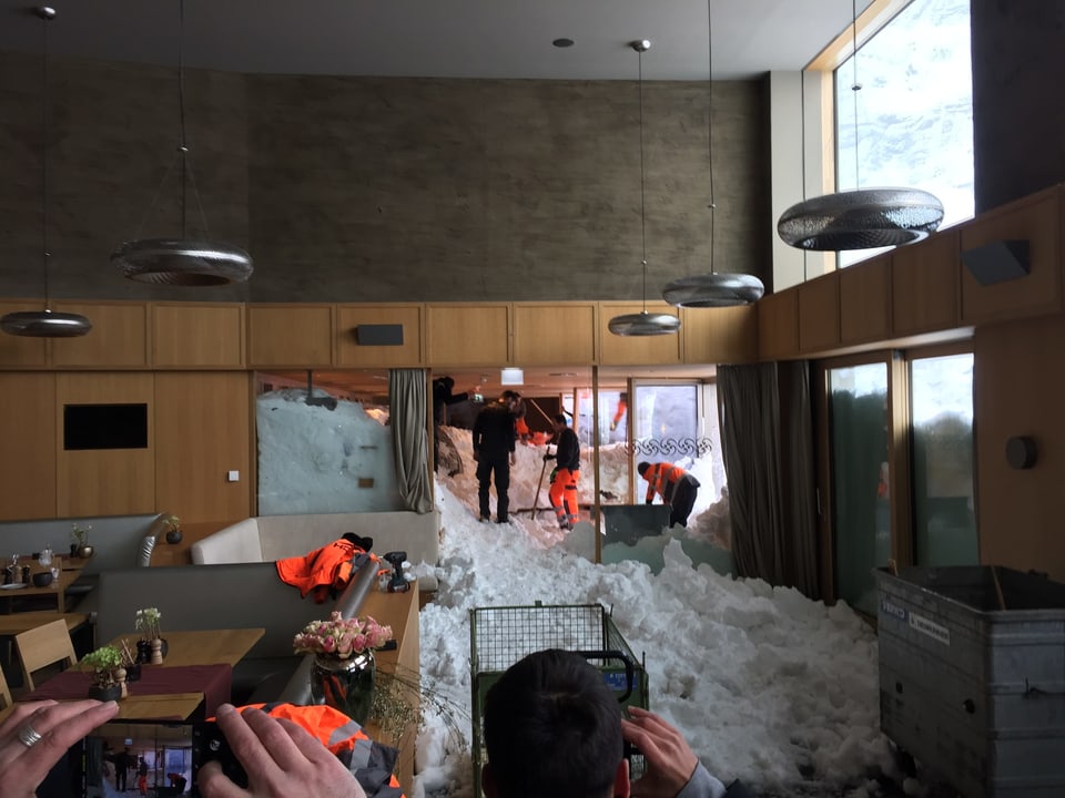 Helfer suchen Schnee im Hotel-Innern ab