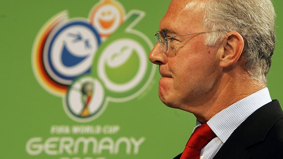 Franz Beckenbauer, Chef des OK für die WM 2006 in Deutschland, vor einer Wand mit dem Logo der WM 2006 