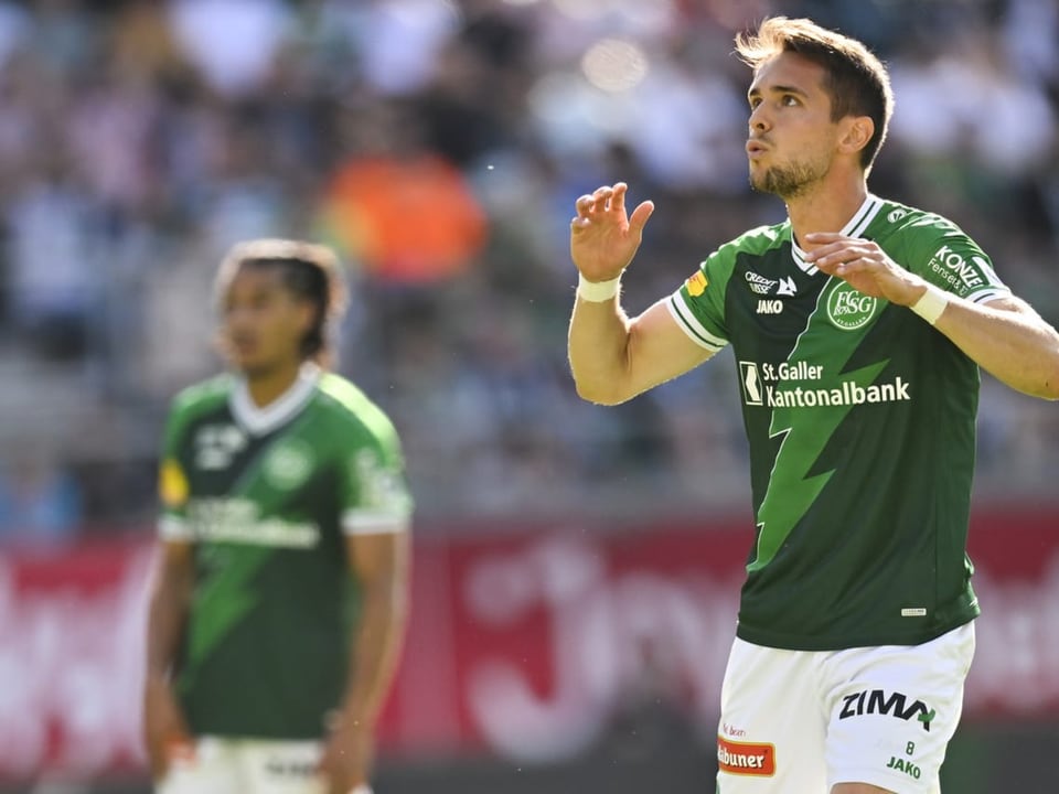 Ein Spieler des FC St. Gallen wirft hadernd die Hände in die Luft.