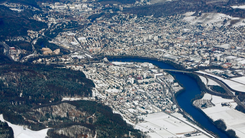 Luftaufnahme der Agglomeration Baden mit Neuenhof auf der linken Seite des Limmatknies.