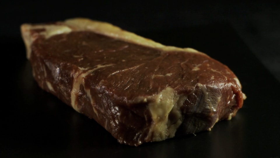 Ein rohes Steak, das seine dunkle Farbe dem langen Trocknungsprozess bei der Reifung verdankt.