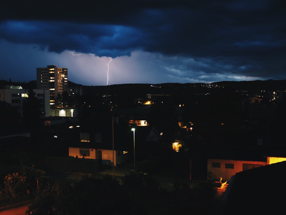 Blitze über dem Bözberg, fotografiert von Windisch aus