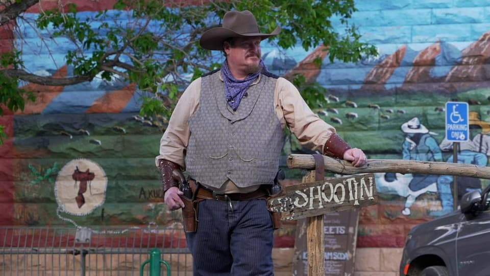 Mann in Cowboy-Kostüm