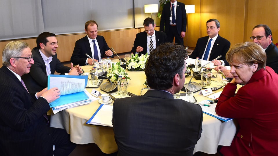 Merkel, Hollande, Tsipras und weitere an einem Tisch.