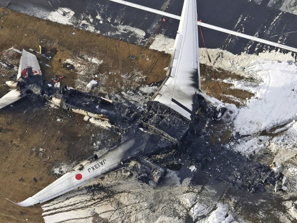 Schutt und Asche: Das ausgebrannte Wrack des Airbus A350 am Flughafen Haneda.