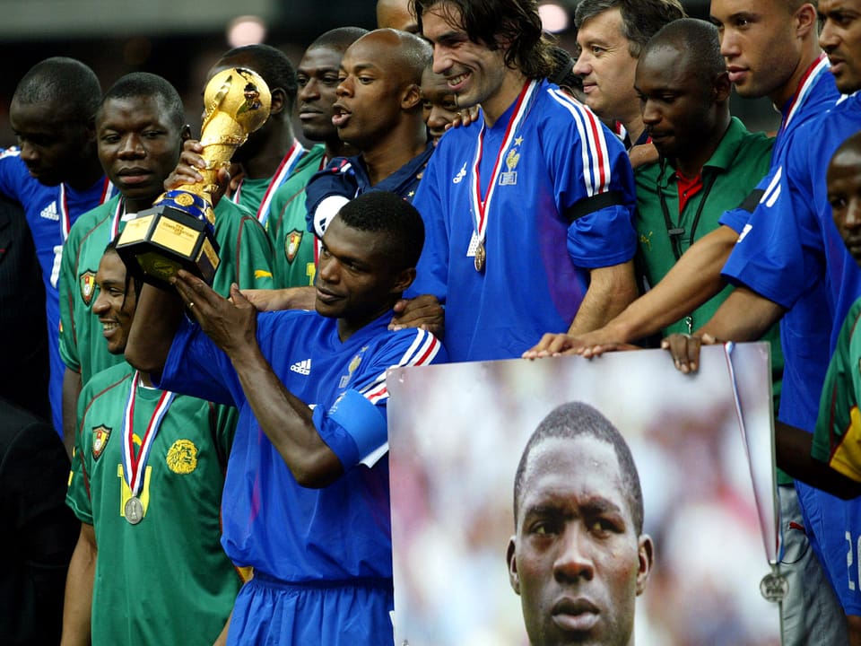 Der Confed-Cup-Sieg von Gastgeber Frankreich 2003 rückt in den Hintergrund. Vielmehr überschattet der tragische Todesfall des Kameruners Marc-Vivien Foé nach einem Zusammenbruch im Habfinal gegen Kolumbien das Turnier.