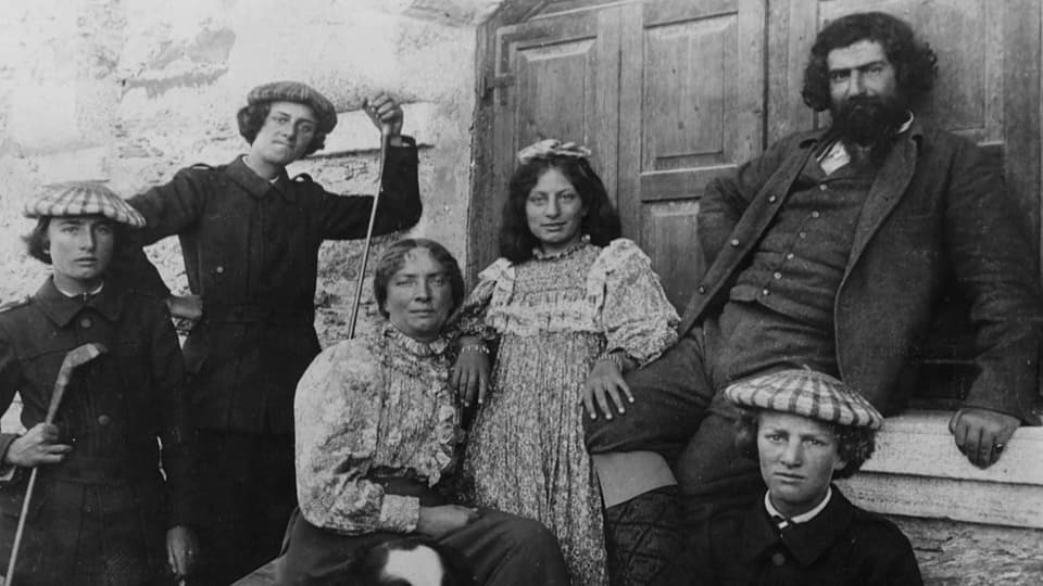 Schwarz-weiss-Bild einer Familie: rechts der Vater, in der Mitte die Mutter, dazwischen 4 Kinder.