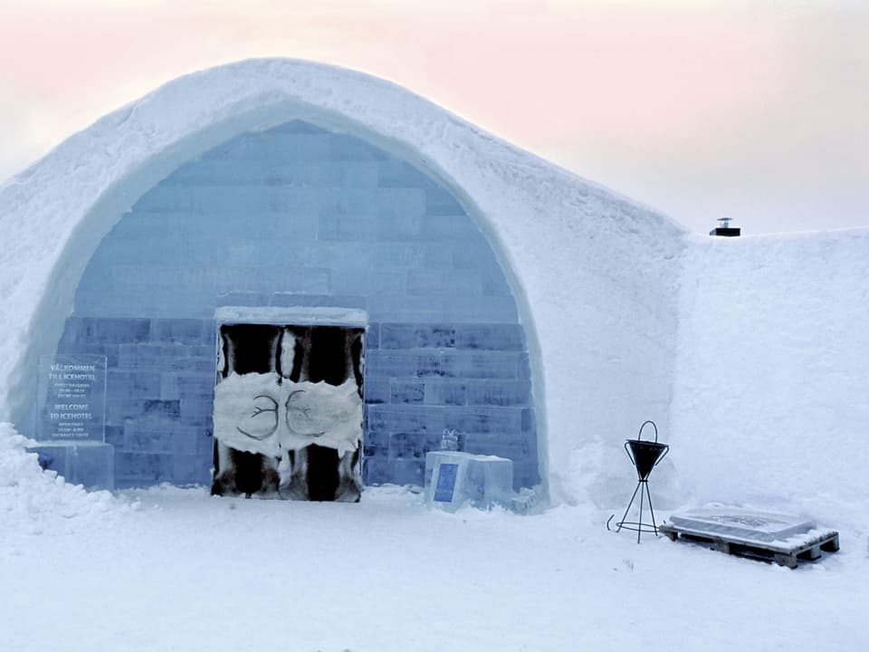 Der Eingang in der Frontfassade eines Eishotels in Nordschweden 