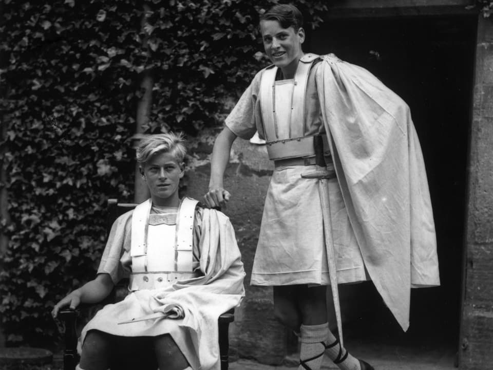 Aufnahme von Prinz Philip mit einem Schulfreund. Sie tragen ein Kostüm für eine McBeth Theateraufführung.